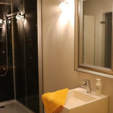 Apartment Zum-butterstock *